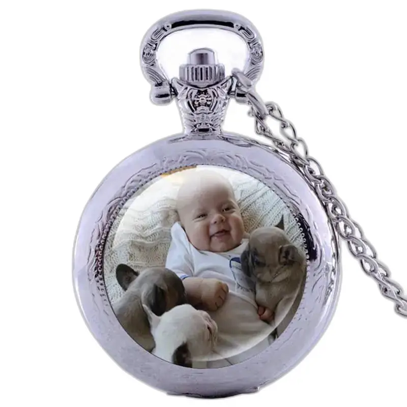 Elegant tilpasset halskædeur med baby og hvalpe i sølv