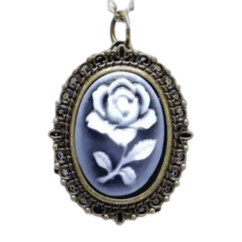 Elegant hvid rose halskæde ur med en oval pink cameo vedhæng