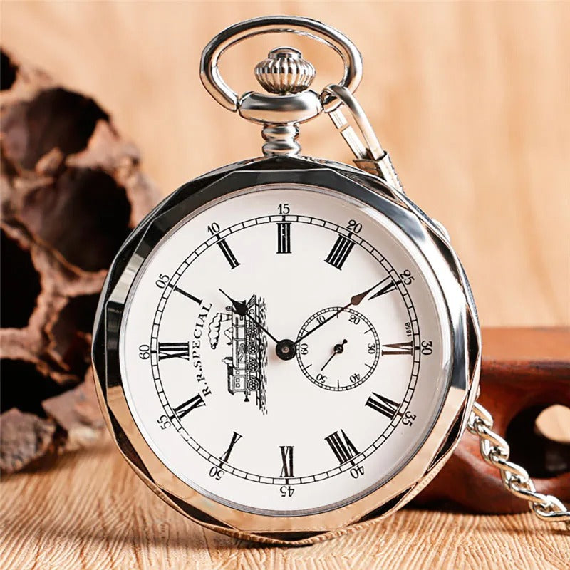 Montre à Gousset Mécanique Open Face Vintage coloris argent, cadran blanc chiffres romains, posée sur bois